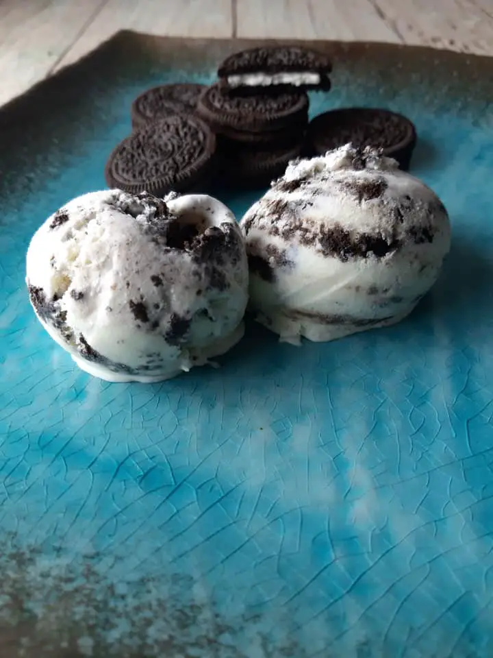 Vanilla Oreo Ice Cream on a blue plate