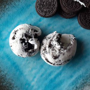 Vanilla Oreo Ice Cream on a blue plate